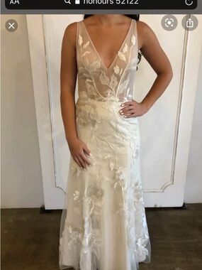 Ivory Floral Wedding Dress Brand new
Willowby by Watters Honor 52122